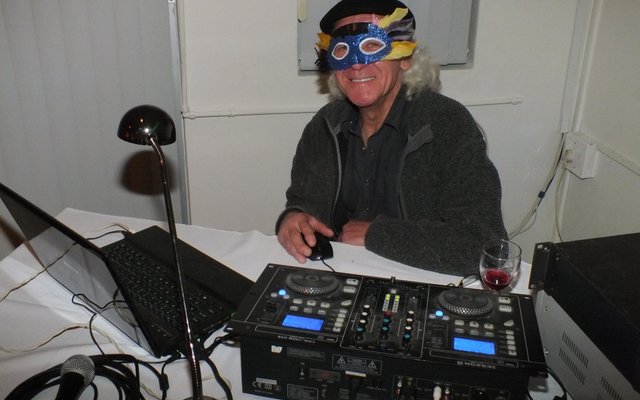 Is dit nou Zorro of is dit Raymond Rabe by sy Musiekfabriek wat weer vir die jeukende voete tydens die Birkenhead Boothengel-klub se Lentedans gaan sorg?